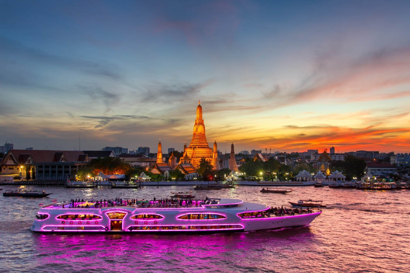 เรือ The Opulence Cruise ยามค่ำคืน